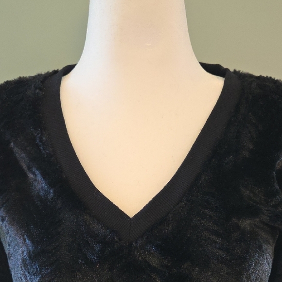 Eyelash Couture Black V-Neck Sweater Timeless Knit - Picture 3 of 11